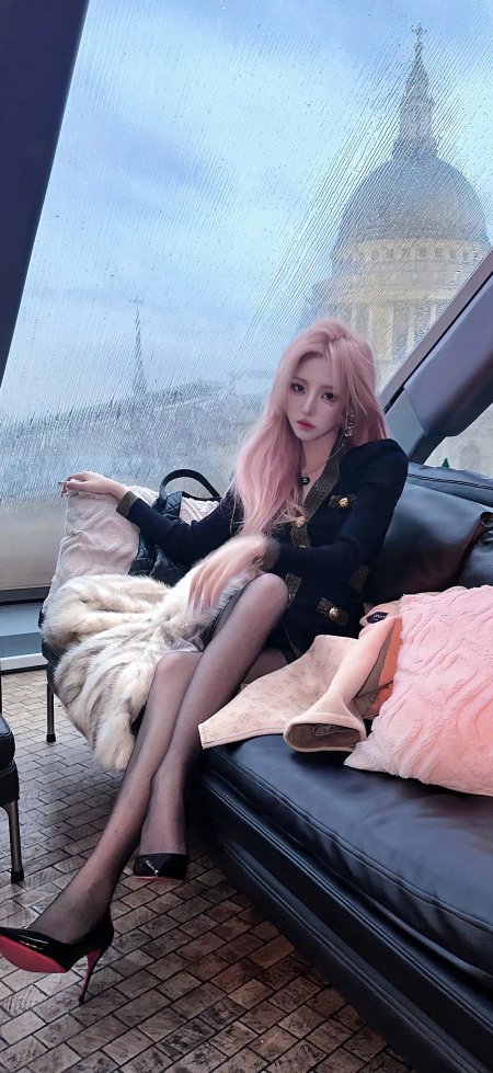 粉色长发伦敦窗景时尚美女手机壁纸