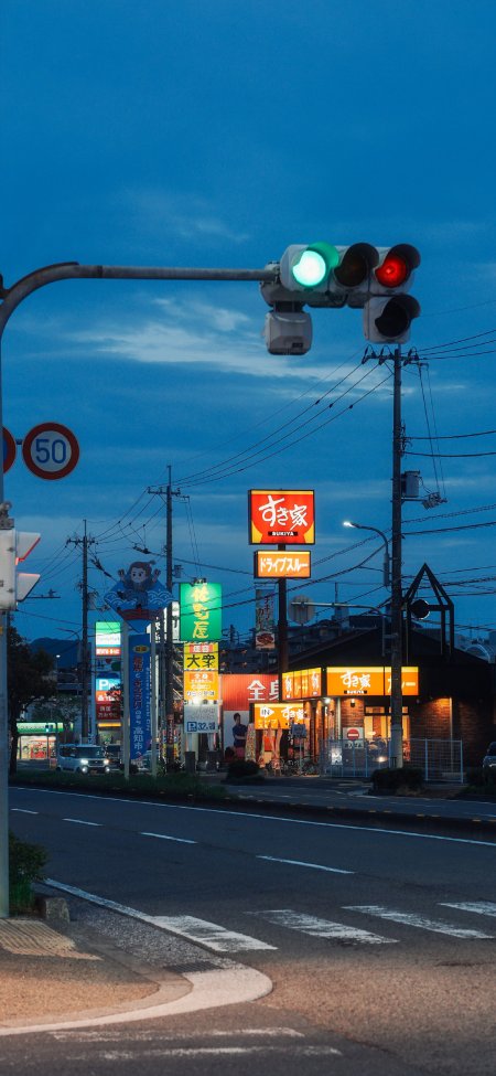 日本街头黄昏霓虹信号灯风景手机壁纸