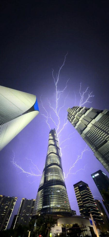 上海中心大厦闪电夜景风景手机壁纸