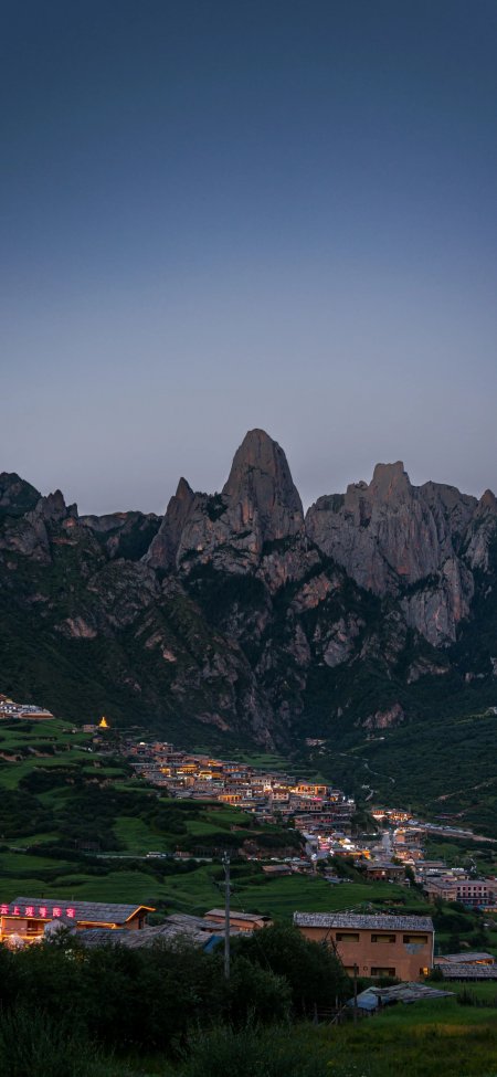 山谷村落灯火石峰夜景风景手机壁纸