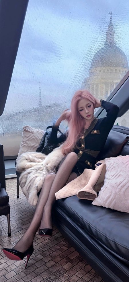 伦敦雨窗粉发黑裙气质美女手机壁纸