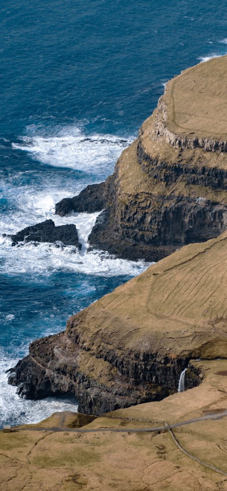 海边悬崖层岩浪花航拍风景手机壁纸