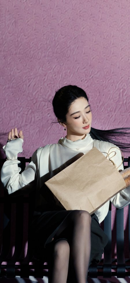 杨紫闭眸法棍慵懒街拍明星手机壁纸