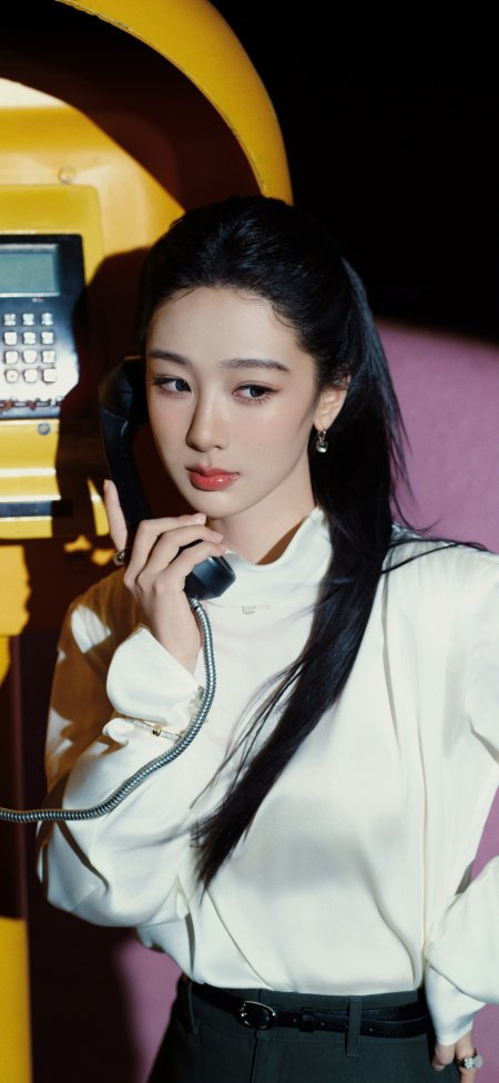 杨紫黄色电话亭复古人像明星手机壁纸