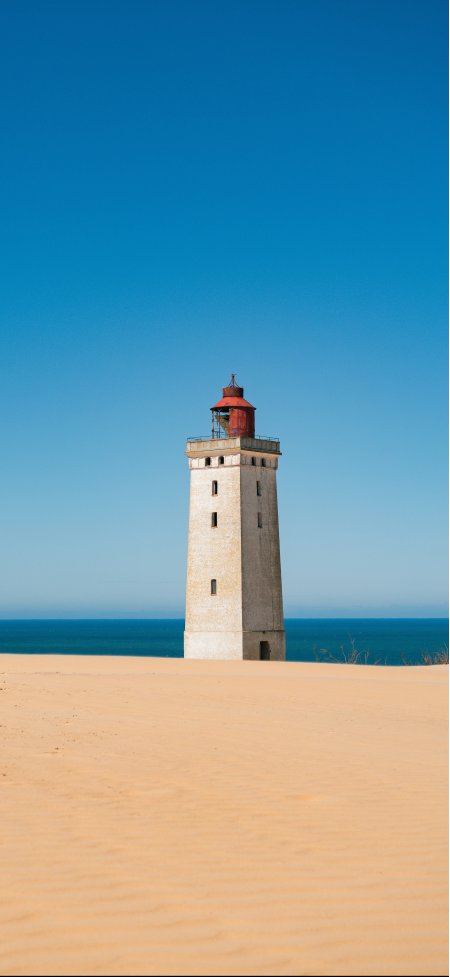 沙漠沙丘海边孤灯塔蓝天风景手机壁纸