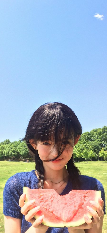 夏日蓝天双马尾抱西瓜美女手机壁纸