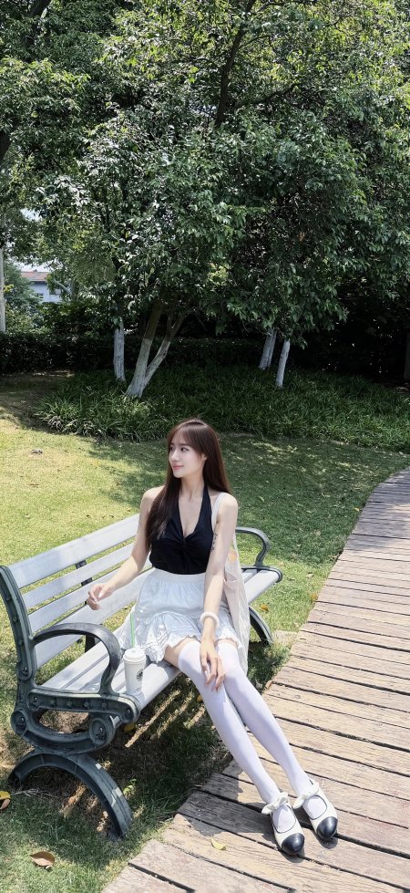 夏日绿荫长椅白丝侧颜美女手机壁纸