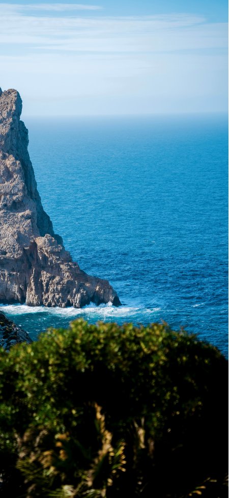 阳光下悬崖拍打海浪风景手机壁纸