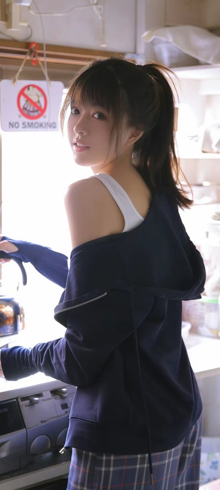 居家蓝卫衣露肩回眸美女手机壁纸