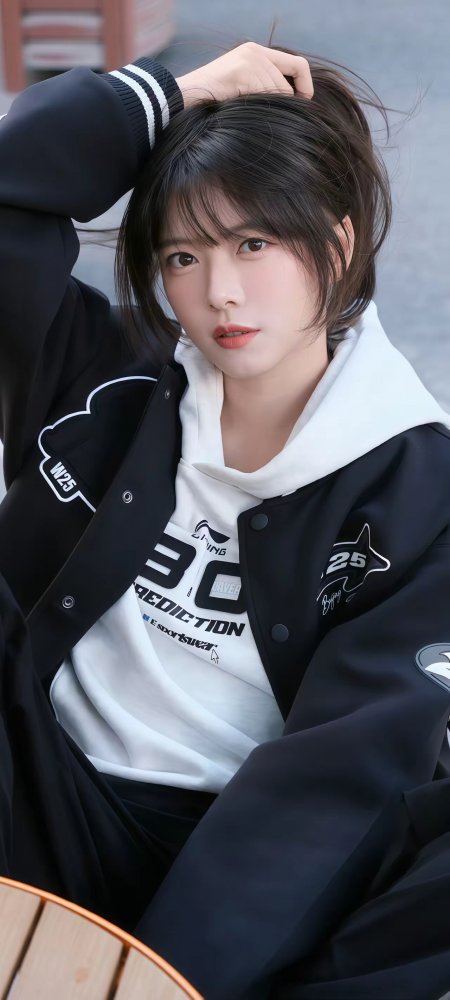 街头棒球服撩发酷飒美女手机壁纸