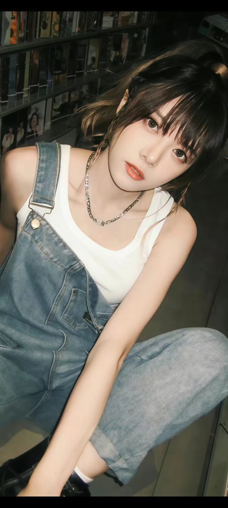 牛仔背带裤甜酷链饰美女手机壁纸