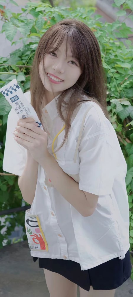 绿植背景白衬衫甜笑清纯美女手机壁纸