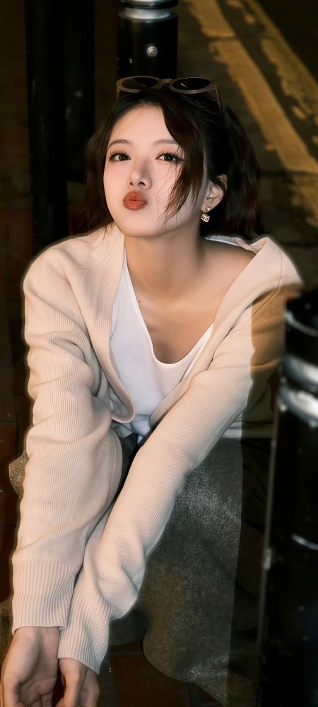 夜街开衫墨镜顶发嘟嘴美女手机壁纸