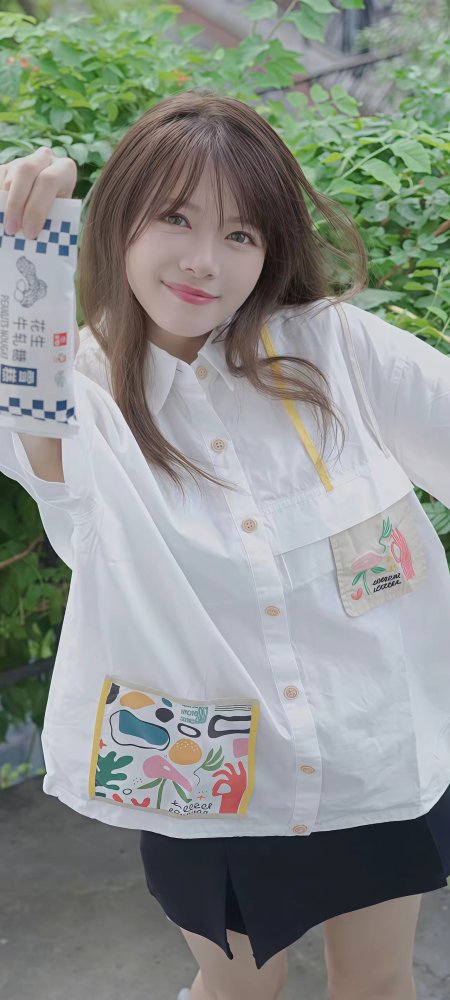 日系甜美户外零食街拍美女手机壁纸