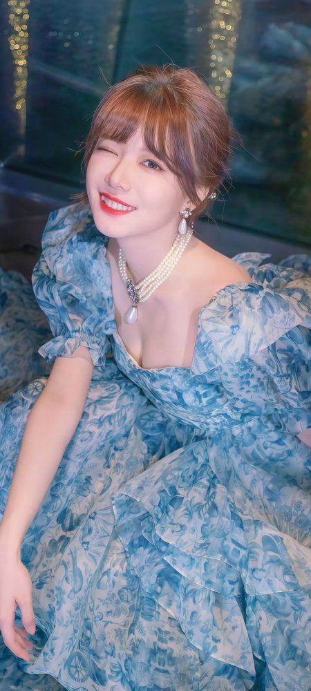 蓝碎花裙珍珠项链眨眼美女手机壁纸