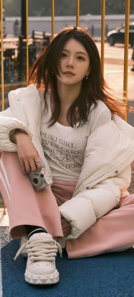 暖阳羽绒服街拍清新美女手机壁纸