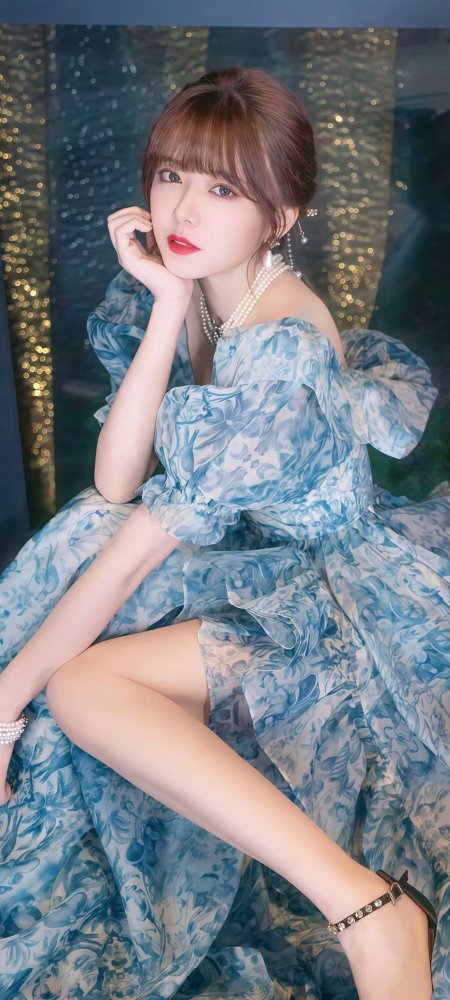 蓝白碎花裙珍珠托腮美女手机壁纸