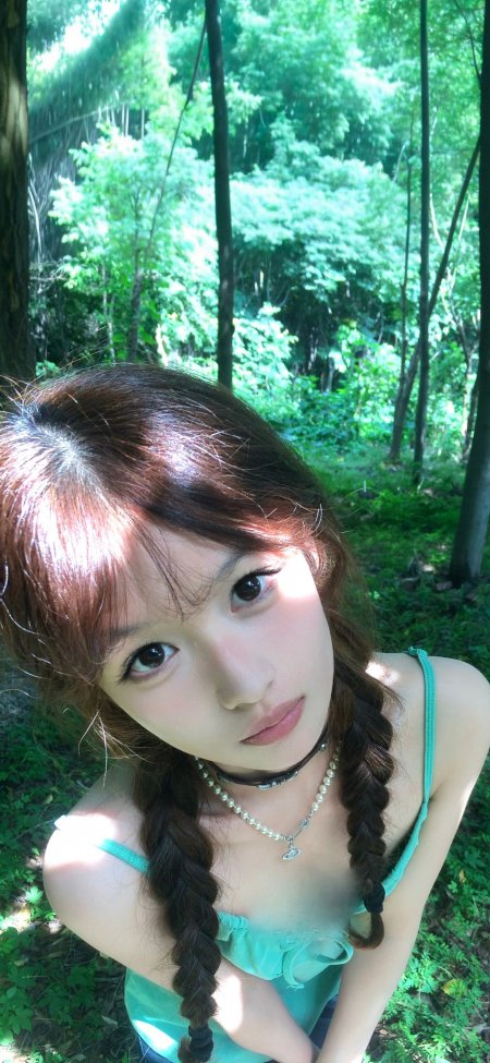 森林麻花辫吊带清新美女手机壁纸