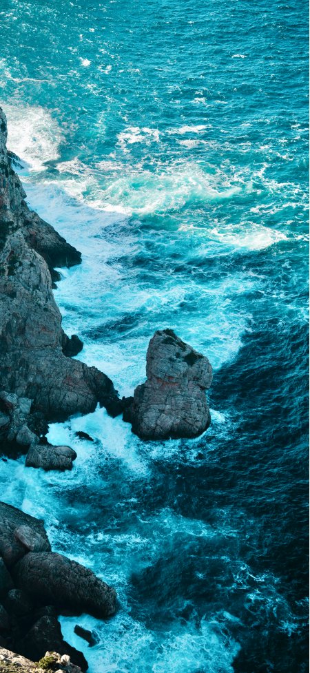 悬崖礁石蓝海浪花翻涌风景手机壁纸