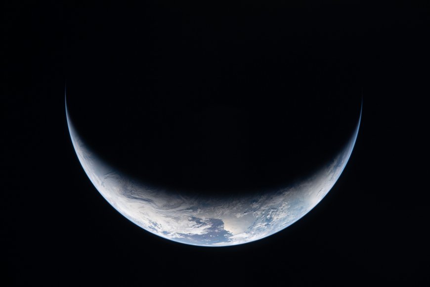 太空中地球月牙形弧线蓝色星球科幻电脑壁纸