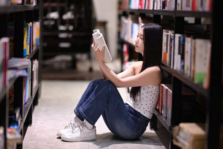 图书馆书架旁捧书阅读黑发人像摄影美女电脑壁纸