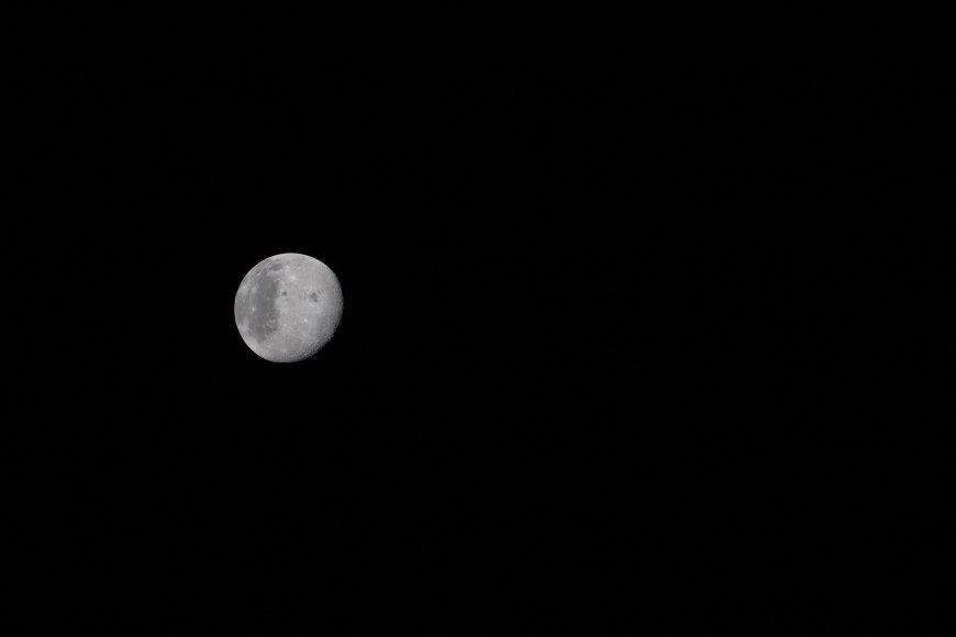 漆黑夜空盈凸月月球表面细节风景电脑壁纸