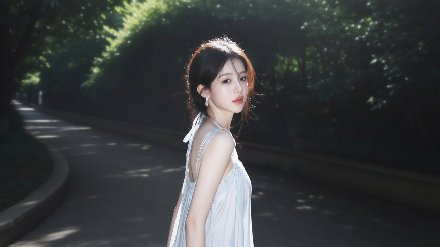 林间小道蓝衣回眸清新人像摄影美女电脑壁纸