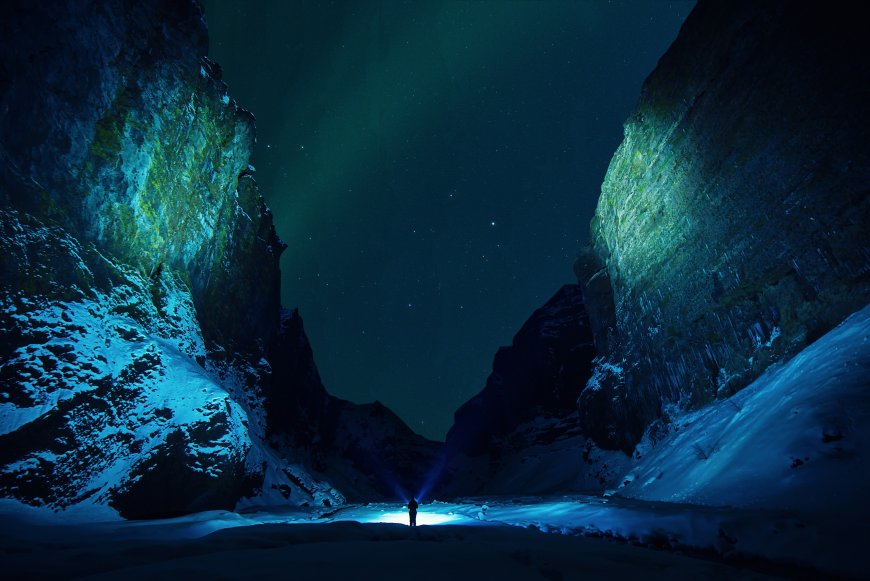 雪夜峡谷极光手电照亮星空探险风景电脑壁纸