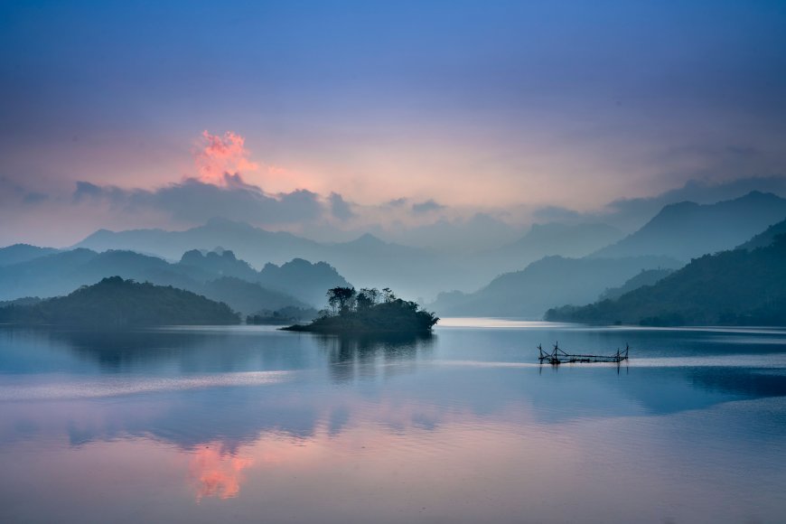 雾中湖心小岛层峦远山倒影风景电脑壁纸