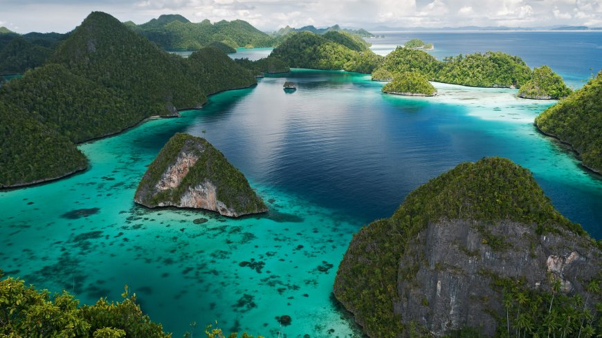 热带岛屿泻湖碧蓝海水航拍俯瞰风景电脑壁纸
