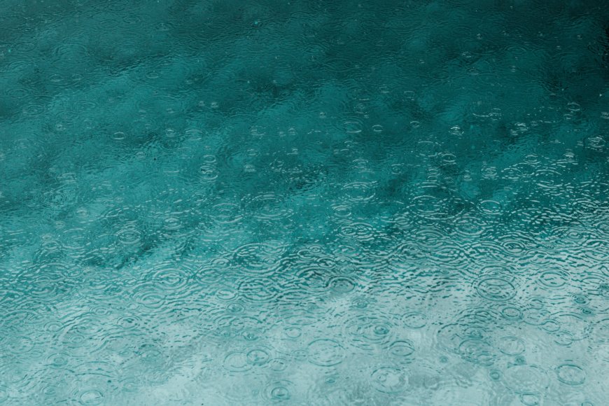雨落青绿水面密集涟漪意境风景电脑壁纸