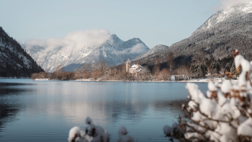 雪山湖畔教堂雪树倒影冬景风景电脑壁纸
