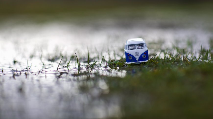 蓝色大众巴士玩具微距雨后草地汽车电脑壁纸