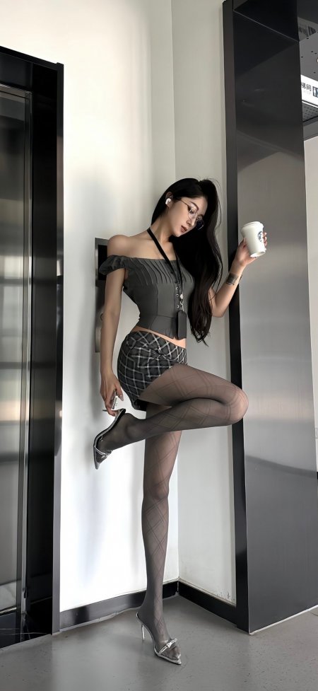 电梯间提鞋格裙咖啡美女手机壁纸