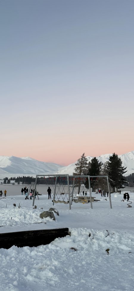 冬日雪山湖畔秋千雪景风景手机壁纸