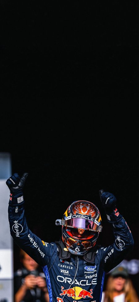 F1赛车手双拇指庆祝人物手机壁纸