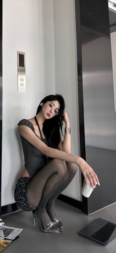 电梯旁蹲姿眼镜咖啡美女手机壁纸