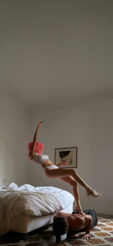 粉发跳跃动感时尚人像美女手机壁纸