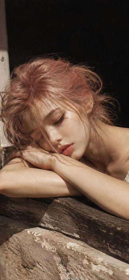 粉发闭眼阳光治愈感美女手机壁纸