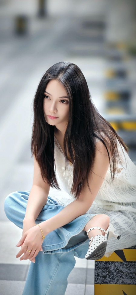 白衣牛仔盘坐侧颜清纯美女手机壁纸