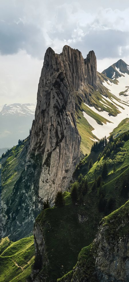 阿尔卑斯尖峰翠绿山坡风景手机壁纸