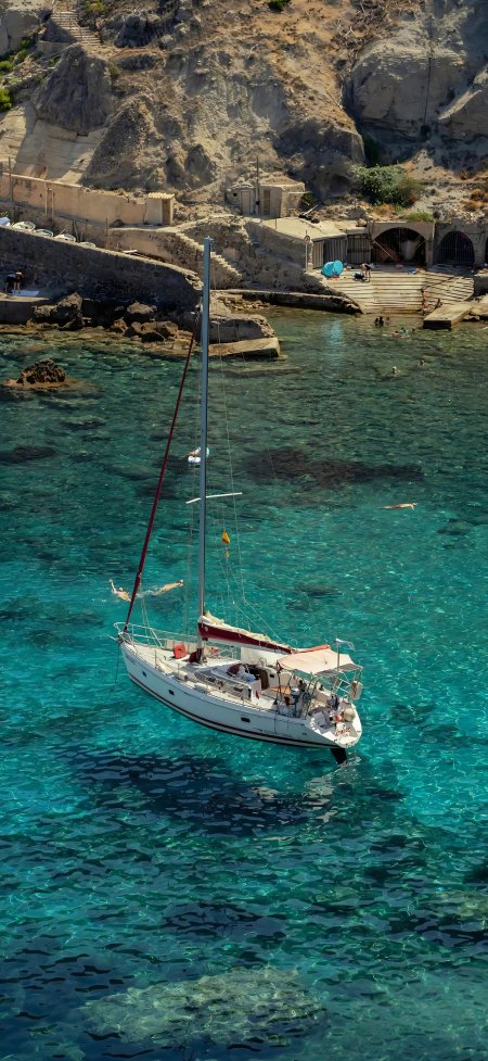 清澈海湾白帆船礁石夏日风景手机壁纸
