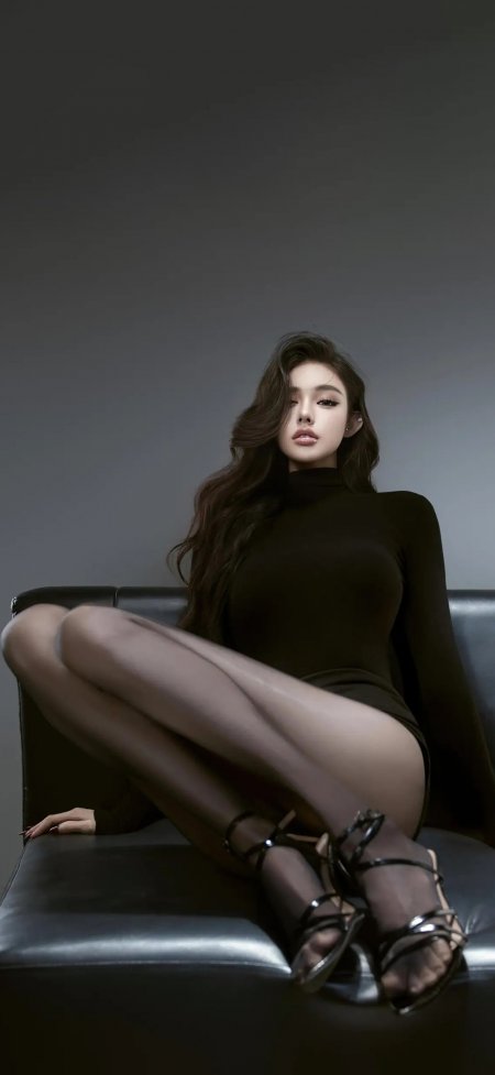 沙发交腿黑丝御姐坐姿美女手机壁纸