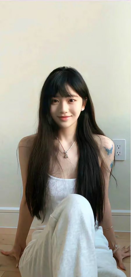 白背心木地板坐姿美女人物手机壁纸