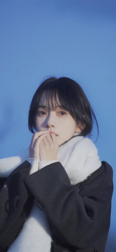 白围巾黑大衣蓝天清新美女人物手机壁纸