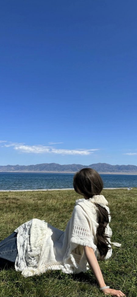 白披肩长发美女草地湖景背影人物手机壁纸
