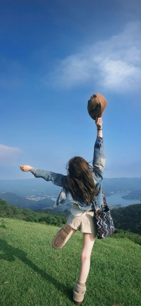 草地山顶牛仔外套举手跳跃活力美女人物手机壁纸