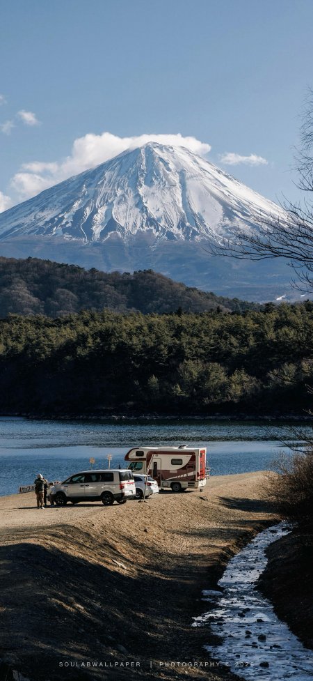 富士山湖畔房车露营雪山晴空旅行风景手机壁纸