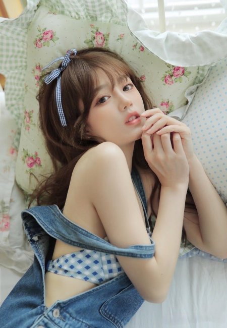 格子泳装背带裤美女人物手机壁纸