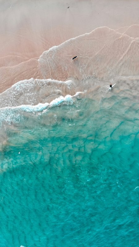 俯瞰航拍粉色海滩碧蓝海水冲浪治愈风景手机壁纸